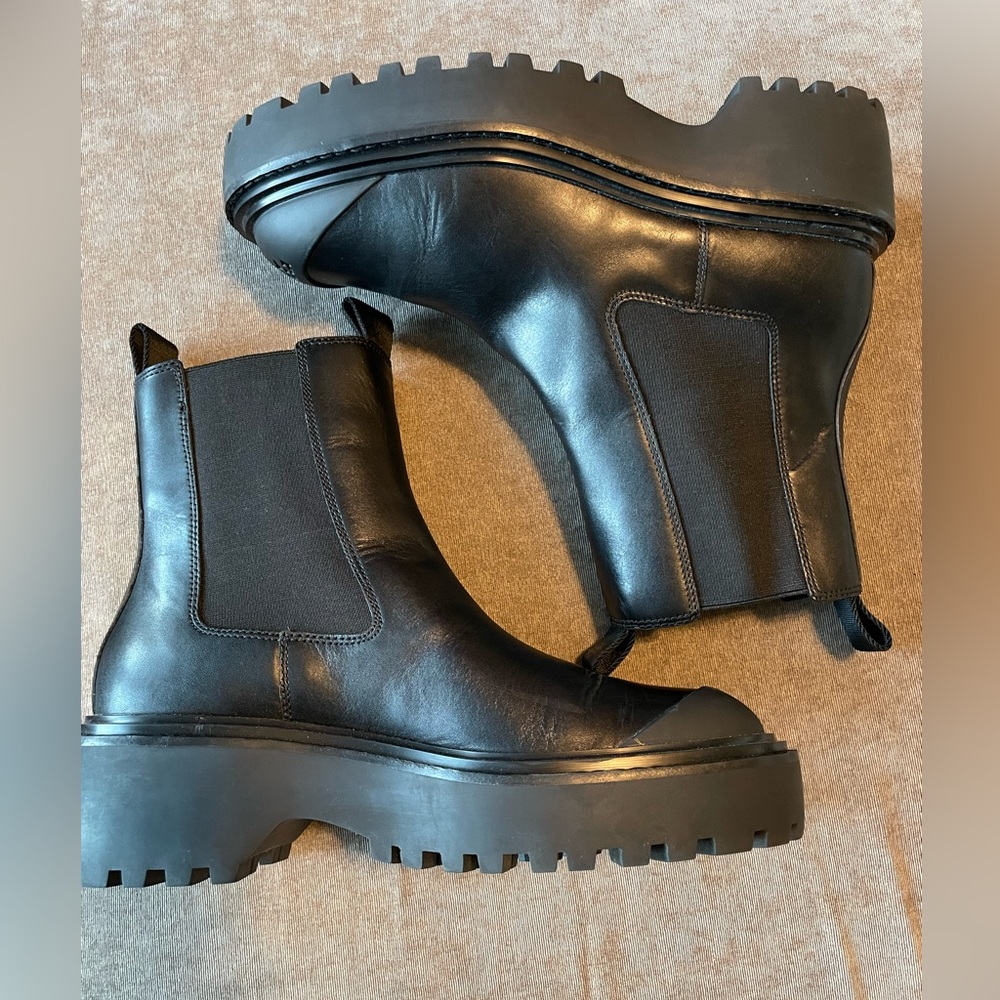 Like New Tory Burch CHELSEA LUG-SOLE ANKLE BOOT